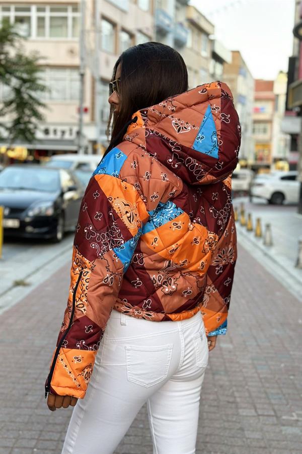 Kahverengi Desenli Kapüşonlu Kolları Fermuarlı Kısa Şişme Mont